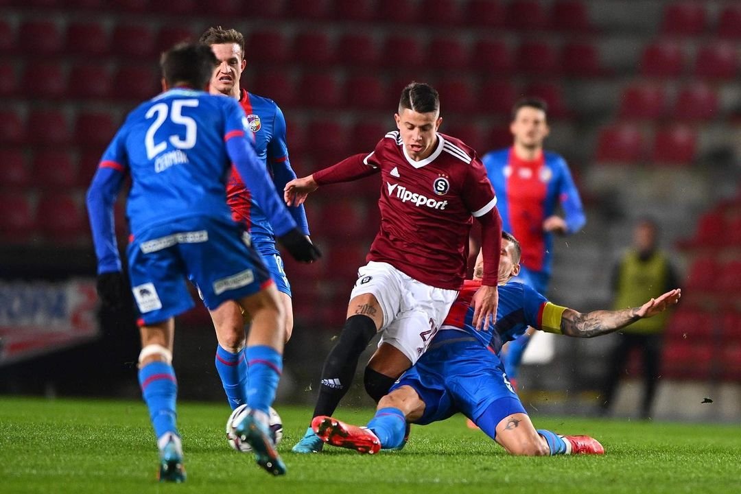 ✍️ REPORTÁŽ | Ještě dvacet minut před koncem Sparta prohrávala s Plzní 0:2, zásluhou Pavelky a Hložka ale dokázala srovnat. Zápas tak skončil nerozhodně 2:2. Více na webu. #acsparta